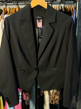 NEW WITH TAGS TORRID Black Cropped Blazer with Zip Pockets